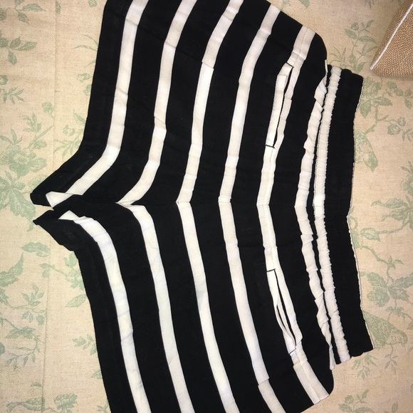 French Connection Shorts Size 2 - Picture 3 of 4